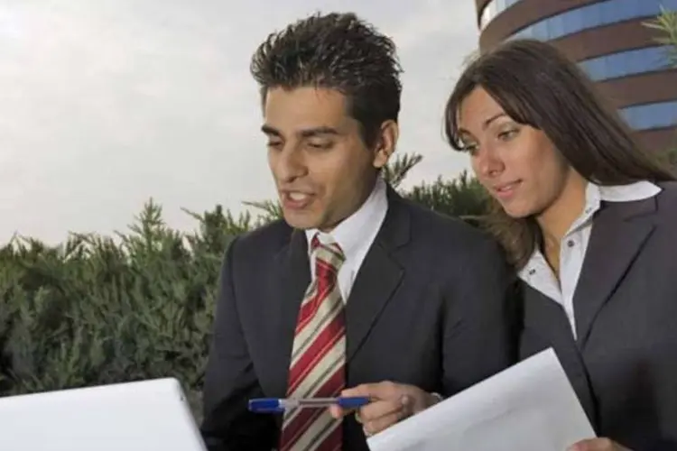 Entre os profissionais que tiveram algum caso amoroso no trabalho, 28% já namoraram um colega que possui uma posição hierárquica superior (Diego Vito Cervo/Dreamstime.com)