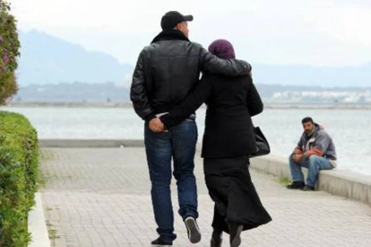 
	Casal passeia &agrave; beira de um lago, na Tun&iacute;sia: certos homens afirmam, sem rodeios, que nunca se casariam com mulheres &quot;j&aacute; usadas&quot;
 (Fethi Belaid/AFP)