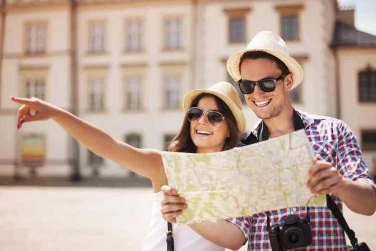 
	Casal de turistas: CVC congela pre&ccedil;o do d&oacute;lar para estimular vendas
 (Anna Bizoń/Thinkstock)
