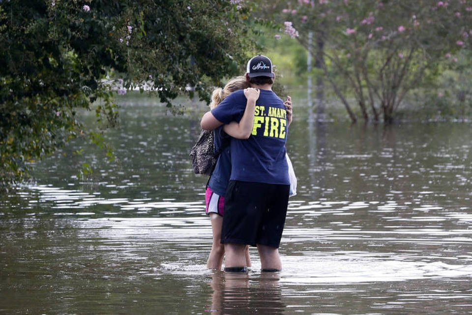 Inundações da Louisiana deixam 9 mortos e diques transbordam
