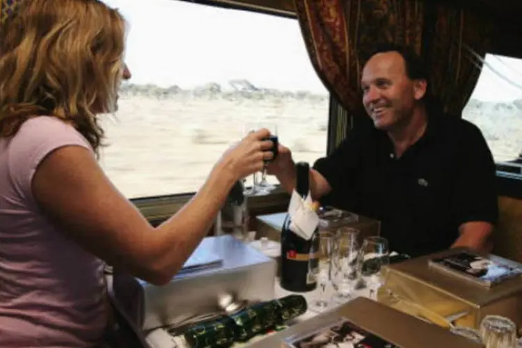 
	Casal: apenas 3% dos passageiros come&ccedil;aram um romance no trem, apesar de mais de 25% tentarem contato visual com o passageiro do assento ao lado
 (Getty Images)