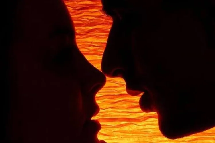 
	Casal prestes a se beijar: jovem foi detida depois que um homem denunciou t&ecirc;-la visto&nbsp;&quot;aos beijos com um homem em um carro&quot;
 (lst1984/Flickr)