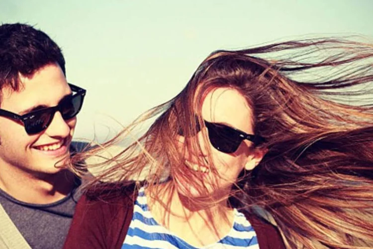 Casal: site Namoro Fake permite que homens e mulheres aluguem "namorados" falsos para simular relacionamento amoroso no Facebook (Angelo González/Flickr)