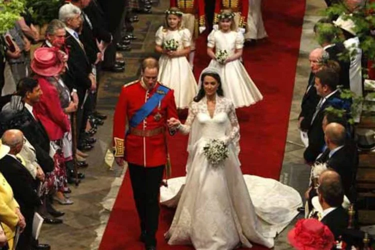 Foram servidos, além disso, dois bolos de casamento; o inevitável fruitcake foi encomendado à célebre confeiteira Fiona Cairns (Getty Images)