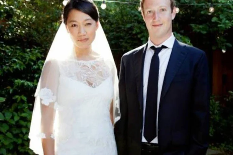 Cerimônia ocorreu no jardim da casa de Zuckerberg, na cidade de Palo Alto, na Califórnia (Reprodução/Facebook)