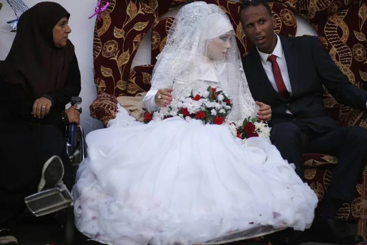 
	Casamento: &quot;apesar da dor, revivemos a alegria&quot;, dizia um cartaz pendurado no local
 (Reuters/Mohammed Salem)