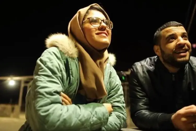 
	O casal Hakkim e Falastin: os namorados, que nasceram e vivem na Faixa de Gaza, querem se casar
 (Reprodução/YouTube)