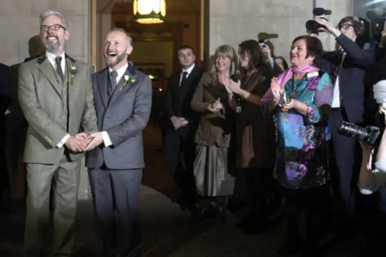 Casal Andrew Wale e Neil Allard com amigos e familiares após se tornarem os primeiros gays a casarem em Brighton, no sul da Inglaterra (Luke MacGregor/Reuters)