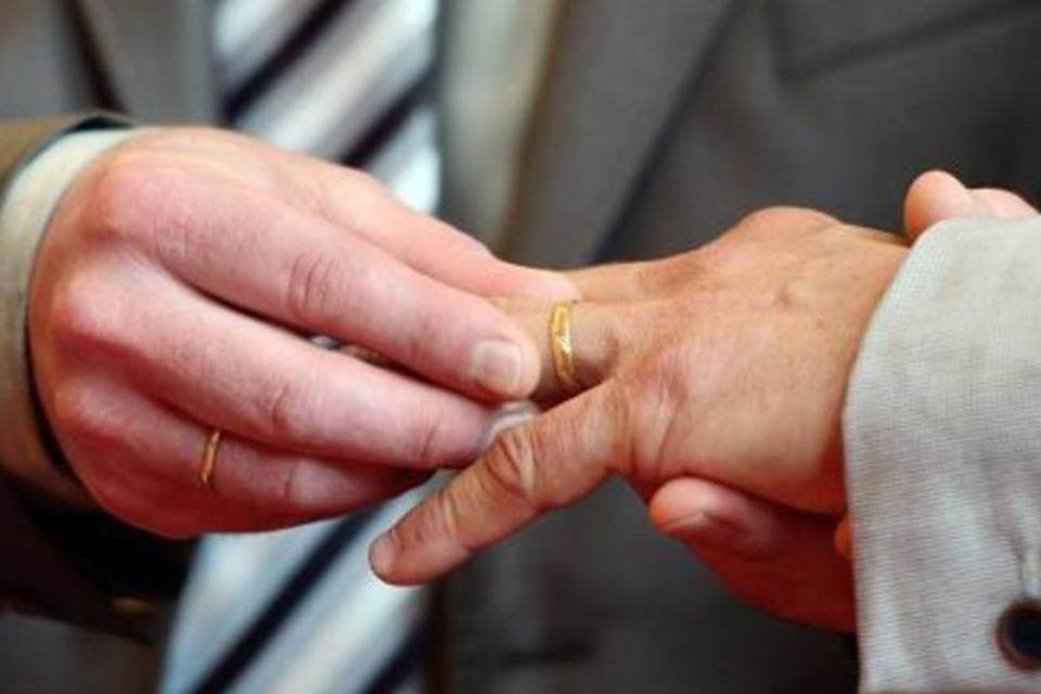 Senado chileno aprova direitos para casais hetero e gays