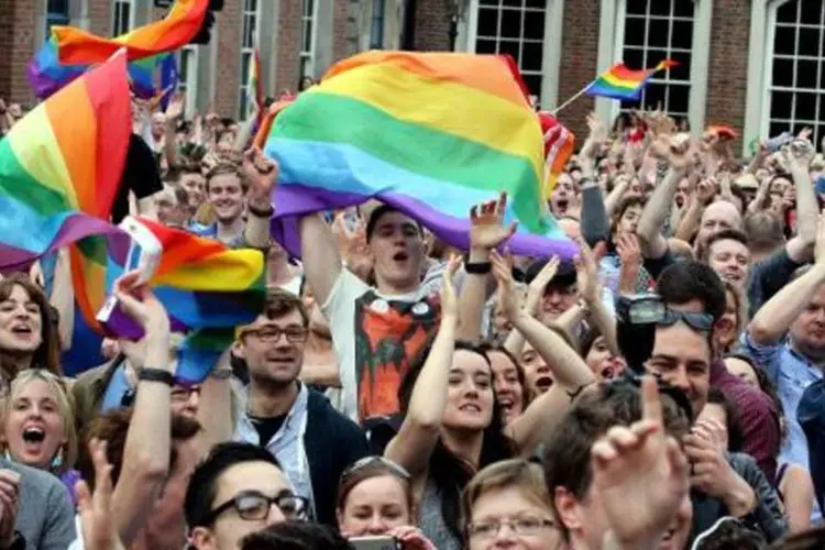 Apoiadores do casamento gay comemoram resultado de referendo, em Dublin, Irlanda (PAUL FAITH/AFP)