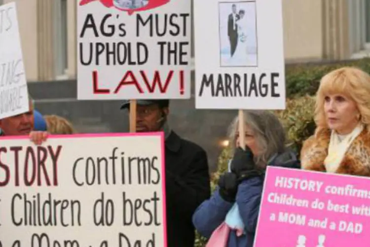 Manifestação contrária ao casamento gay, em frente ao tribunal de Norfolk, Virgínia: Utah e Oklahoma tiveram decisões similares (Jay Paul/AFP)