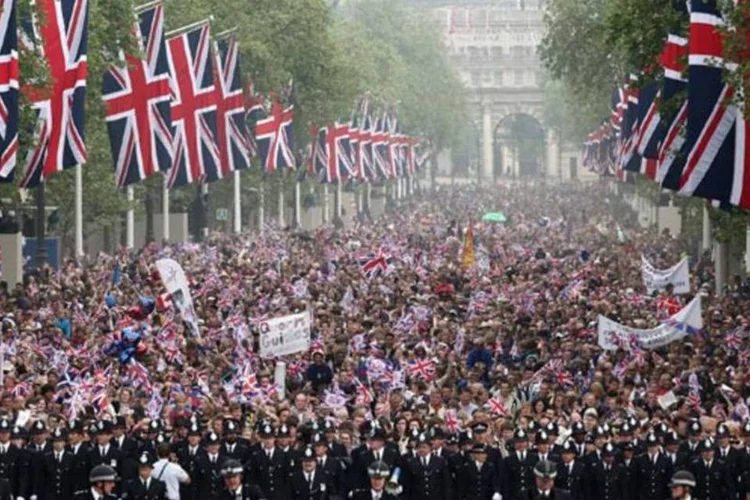 Enquanto britânicos se acotovelavam para ver William e Kate, brasileiros assistiam pela TV (Peter Macdiarmid/Getty Images)