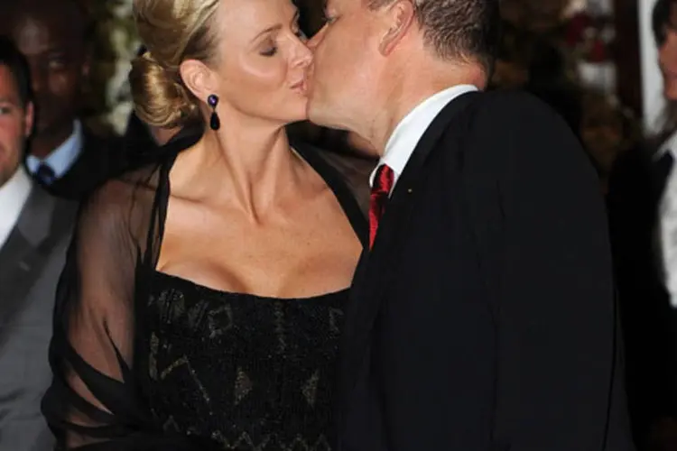 O príncipe Albert de Mônaco e sua mulher Charlene Wittstock se beijam durante a festa (Jasper Juinen/Getty Images)
