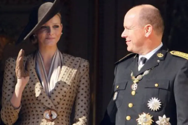O príncipe Alberto II sua esposa Charlene Wittstock: no país xingar o príncipe é crime (Valery Hache/AFP)