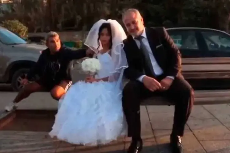 Ação: homem se espanta com "noivos" no meio da rua (Reprodução/Youtube)