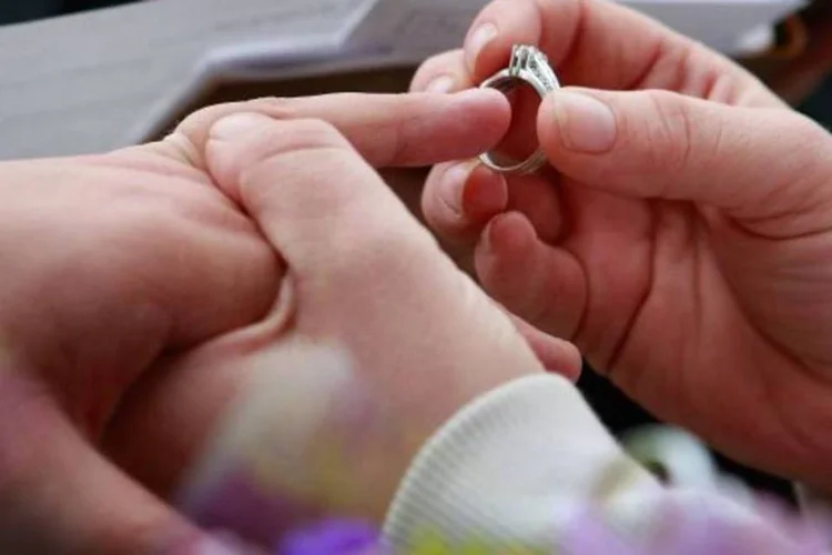 O estudo também descobriu que os benefícios do casamento diminuem ao longo do tempo (Getty Images)