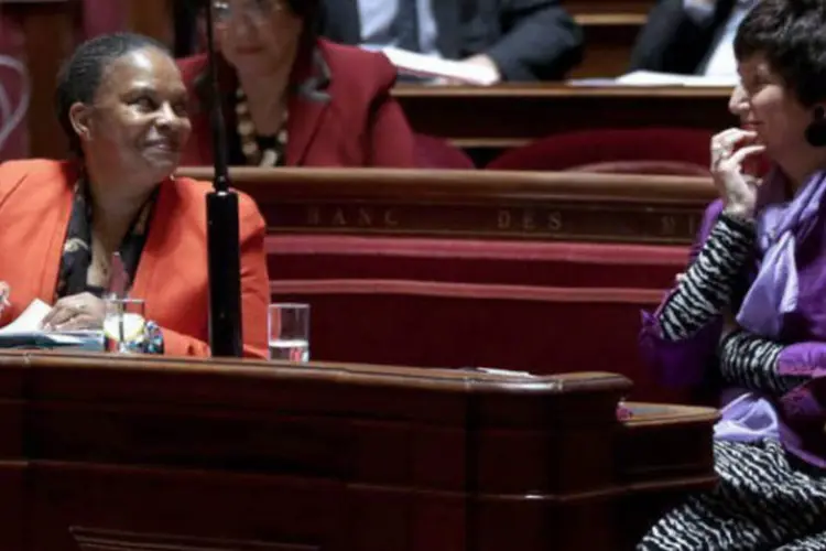 A ministra Justiça, Christiane Taubira (E), e a ministra da Família, Dominique Bertinotti, no Senado francês (AFP / Jacques Demarthon)
