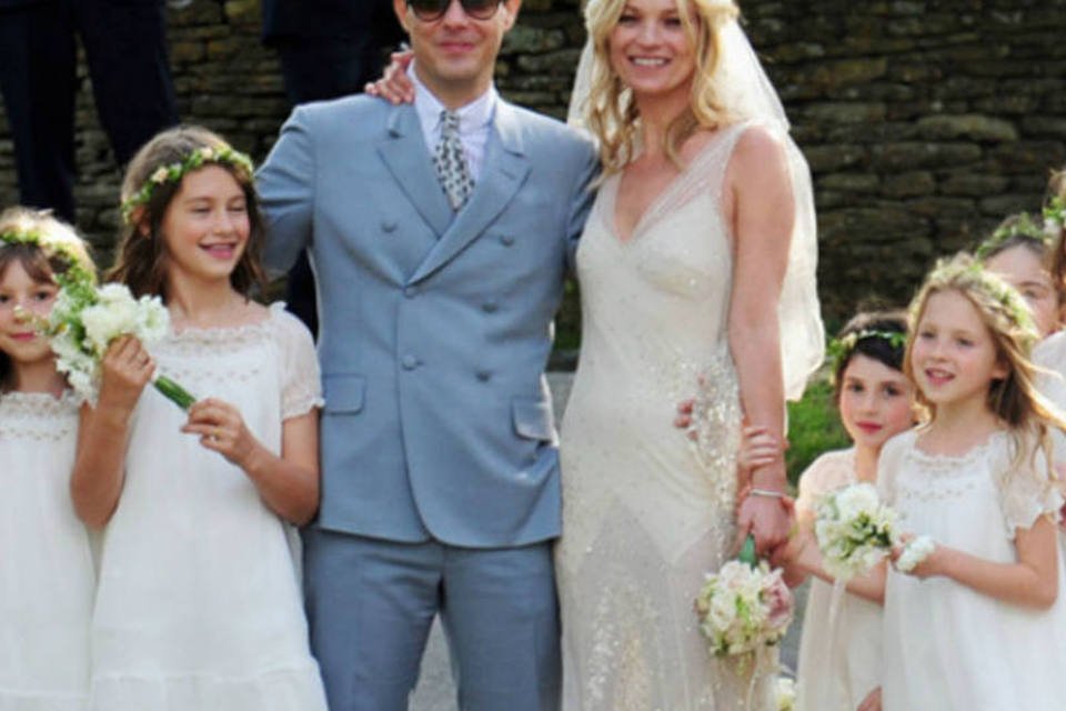 Kate Moss se casa de véu e vestido branco