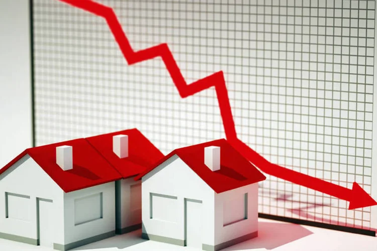 
	Casas e gr&aacute;fico que indica queda: Valor m&eacute;dio anunciado para alugu&eacute;is novos caiu 0,18% em nove cidades brasileiras em maio
 (Petmal/Thinkstock)