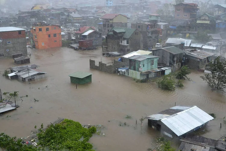 
	Enchente ap&oacute;s fortes chuvas causadas pelo Tuf&atilde;o Koppu: embora enfraquecido, o tuf&atilde;o provocou chuva torrencial em tr&ecirc;s cadeias montanhosas
 (Reuters / Harley Palangchao)