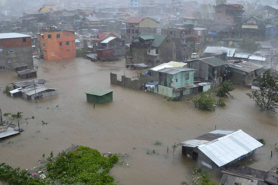 Sobe para 16 número de mortos após Tufão Koppu nas Filipinas