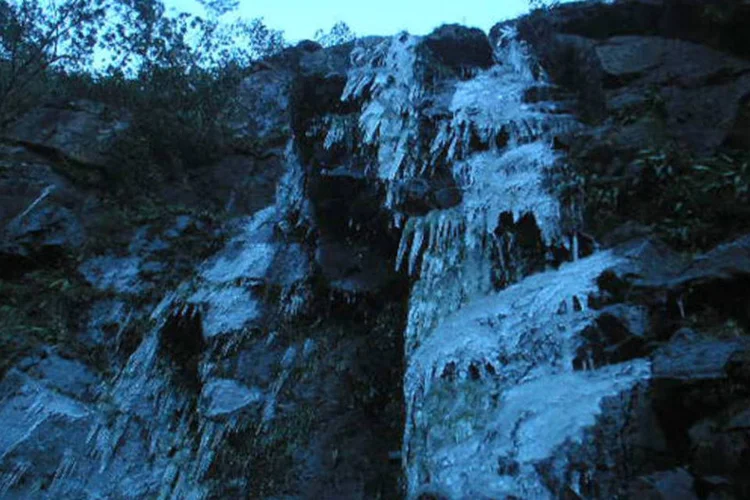 Cascata congelada na subida da Serra do Rio do Rastro, em Santa Catarina: de acordo com o Inmet, na madrugada e na manhã desta segunda-feira (22) houve registro de neve na serra catarinense (foto/Wikimedia Commons)