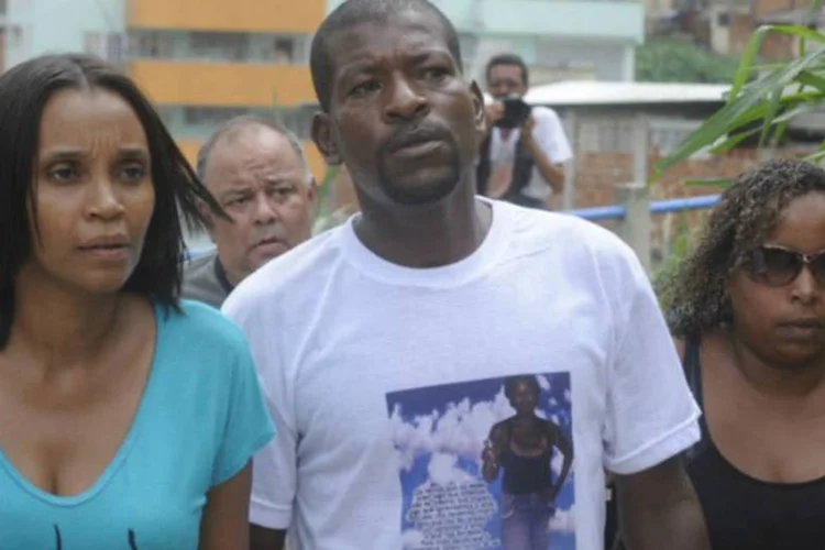 
	Alexandre Fernandes da Silva, marido de Claudia: a filha mais velha s&oacute; se acalmou quando foi abra&ccedil;ada pelo pai
 (Tânia Rego/Agência Brasil)