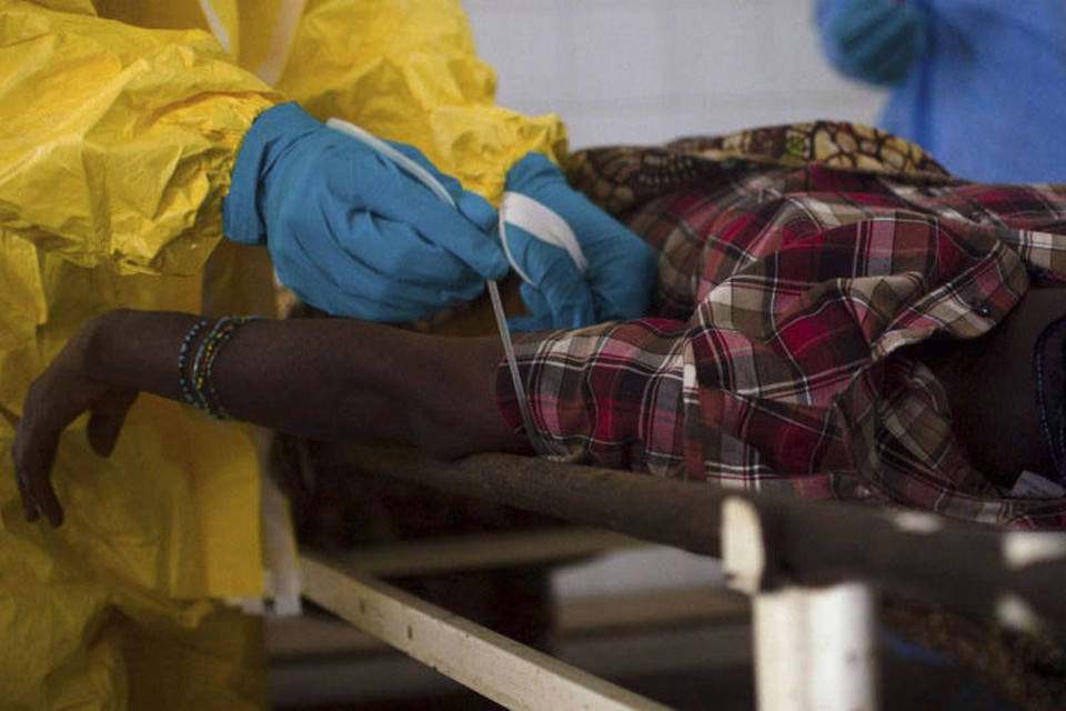 Parentes de vítimas do ebola empilham corpos nas ruas
