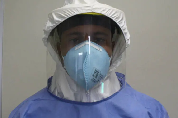 Médico com roupa protetora no Hospital de Porto Alegre, que criou uma ala para tratar possíveis casos de ebola (Comunicação GHC/Divulgação via Fotos Públicas)