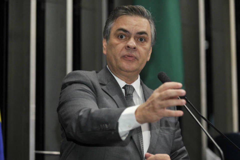 Líder do PSDB no Senado defende renúncia de Dilma