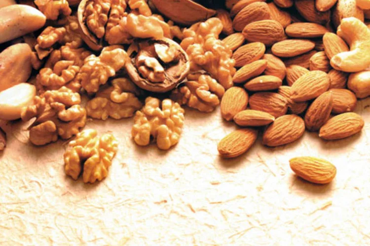 Segundo a nutricionista, a alimentação ideal deve conter oleaginosas, como as nozes, as castanhas e as amêndoas (Dercílio / Saúde)
