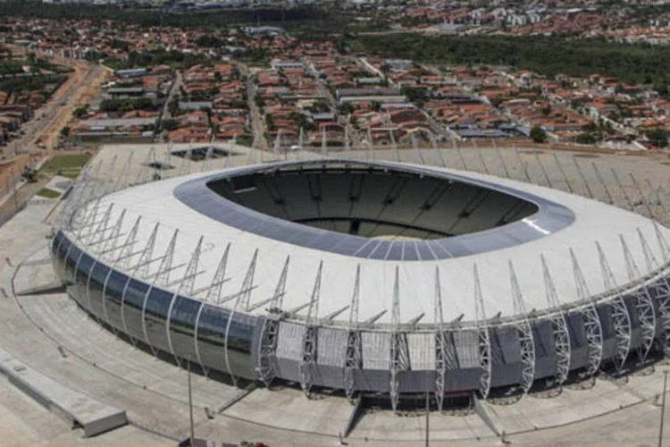 
	Est&aacute;dio Castel&atilde;o, em Fortaleza: vinte e quatro dos 64 jogos est&atilde;o marcados para come&ccedil;ar &agrave;s 13h, hor&aacute;rio no qual o calor no Nordeste pode prejudicar o rendimento das sele&ccedil;&otilde;es
 (Portal da Copa)