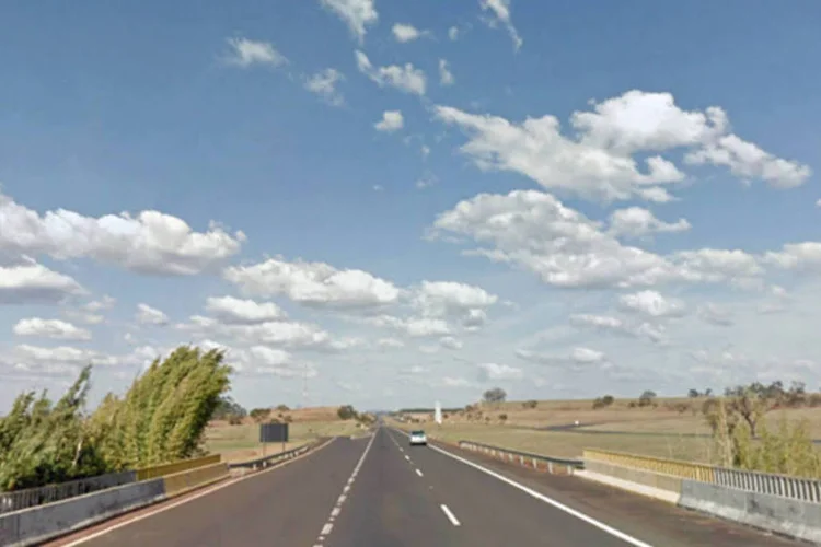 
	Rodovia: mensagens nos pain&eacute;is vari&aacute;veis das rodovias tamb&eacute;m j&aacute; s&atilde;o grafadas de forma bil&iacute;ngue
 (Reproduão/ Google Street View)