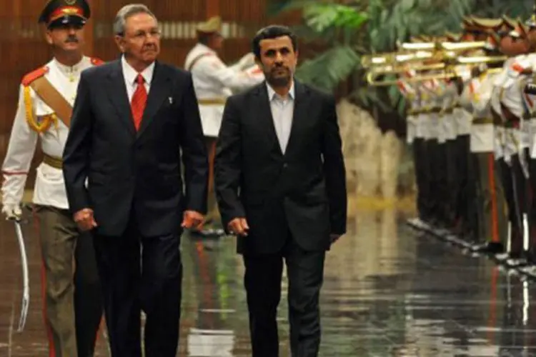 Ahmadinejad (D) e Raúl Castro em cerimônia de recepção em Havana: 'estamos em uma mesma frente lutando para reivindicar os direitos dos povos', disse o líder iraniano
 (Alejandro Ernesto/AFP)