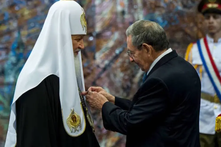 Raúl Castro condecora o patriarca da igreja ortodoxa russa (Yami Lage/Reuters)