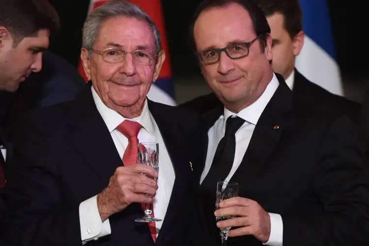 
	Castro e Hollande:Castro come&ccedil;ou na Unesco o 2&ordm; dia de sua viagem a Paris, onde ontem foi recebido com honras pelo presidente franc&ecirc;s
 (Stephane de Sakutin / Reuters)