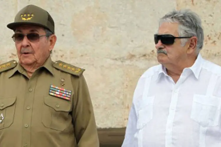 
	Ra&uacute;l Castro e Jos&eacute; Mujica: sobre Fidel Castro, Mujica disse que o viu melhor do que h&aacute; dois anos
 (Alejandro Ernesto / AFP)