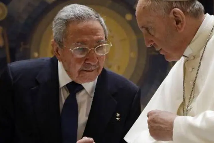 
	O presidente cubano Ra&uacute;l Castro (E) e o papa Francisco, no Vaticano
 (GREGORIO BORGIA/AFP)