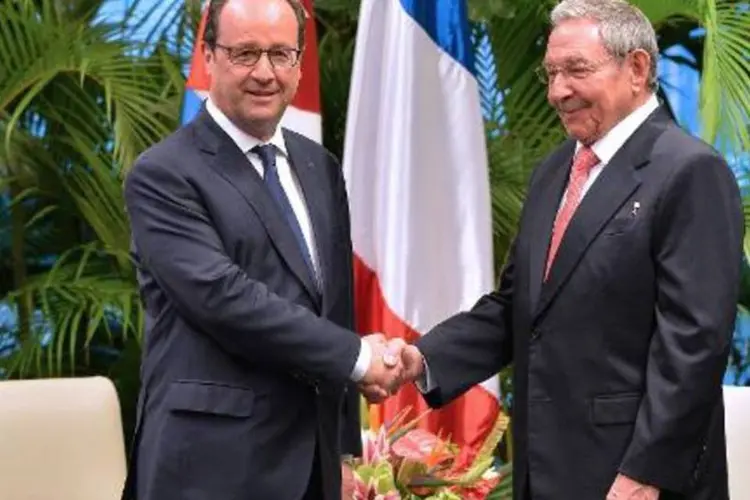 O presidente cubano Raúl Castro (D) e o presidente francês François Hollande (Adalberto Roque/AFP)