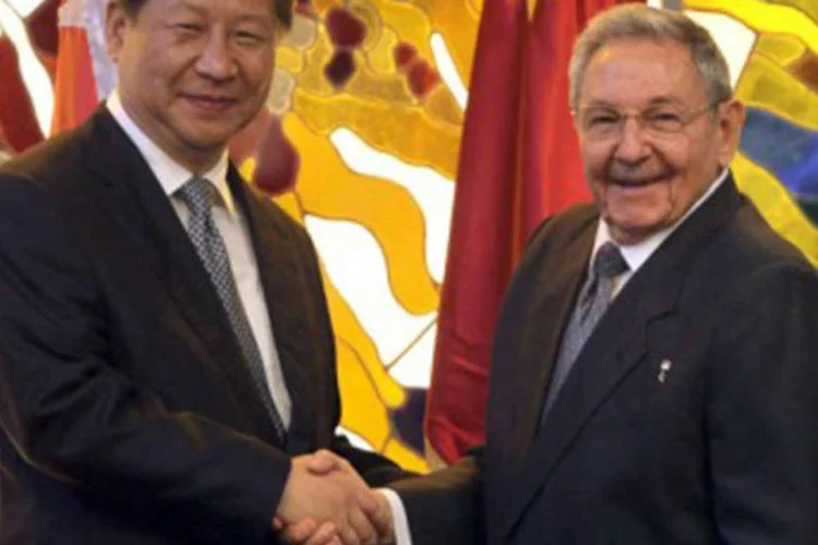 O presidente cubano, Raul Castro (D) recebe o presidente chinês, Xi Jinping (Cubadebate/Handout via Reuters)