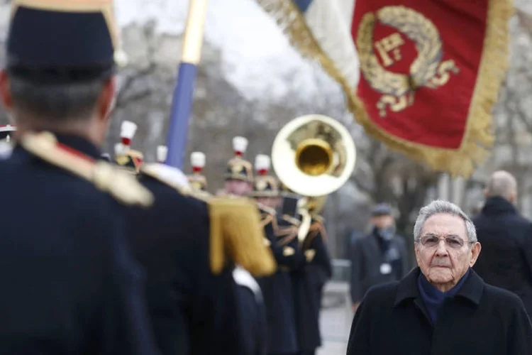 
	Ra&uacute;l Castro em Paris: essa &eacute; a primeira viagem de um l&iacute;der cubano &agrave; Fran&ccedil;a desde a feita por Fidel Castro em 1995
 (Jacky Naegelen / Reuters)