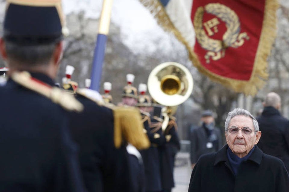 França recebe presidente de Cuba com todas as honras