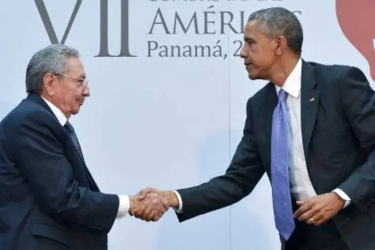 
	O presidente cubano Ra&uacute;l Castro (E) e o presidente americano Barack Obama: Kerry abrir&aacute; formalmente nesta sexta-feira a embaixada, onde hastear&aacute; novamente a bandeira americana
 (Mandel Ngan/AFP)