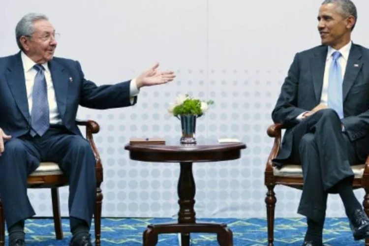 Raúl Castro (e) e Barack Obama participam da Reunião de Cúpula das Américas, no Panamá (Mandel Ngan/AFP)