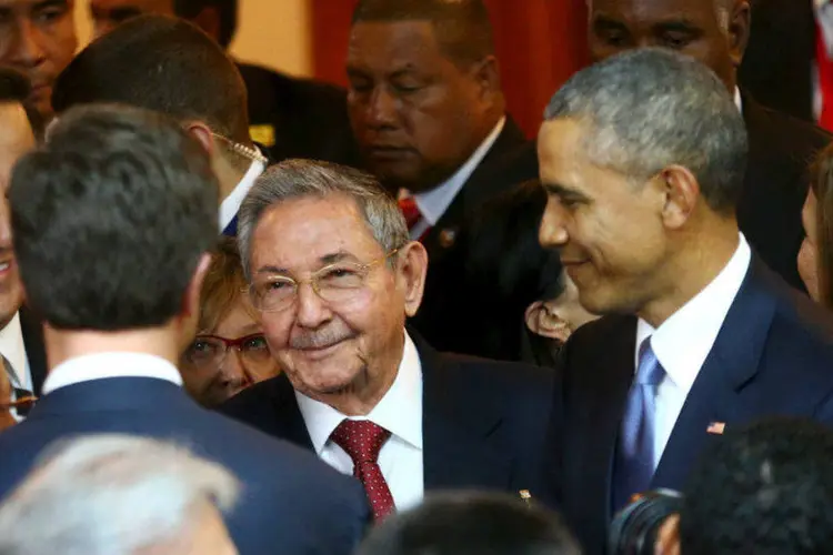 
	C&uacute;pula das Am&eacute;ricas: Castro cumprimenta Obama em reuni&atilde;o realizada no Panam&aacute;, no s&aacute;bado (11).
 (Peru Presidency/Handout via Reuters)