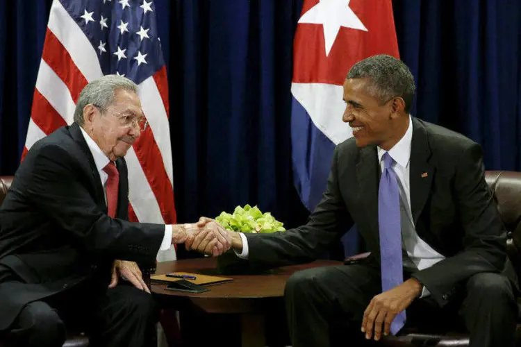 O presidente cubano, Raúl Castro (E), em encontro com o presidente americano, Barack Obama (Kevin Lamarque/Reuters)