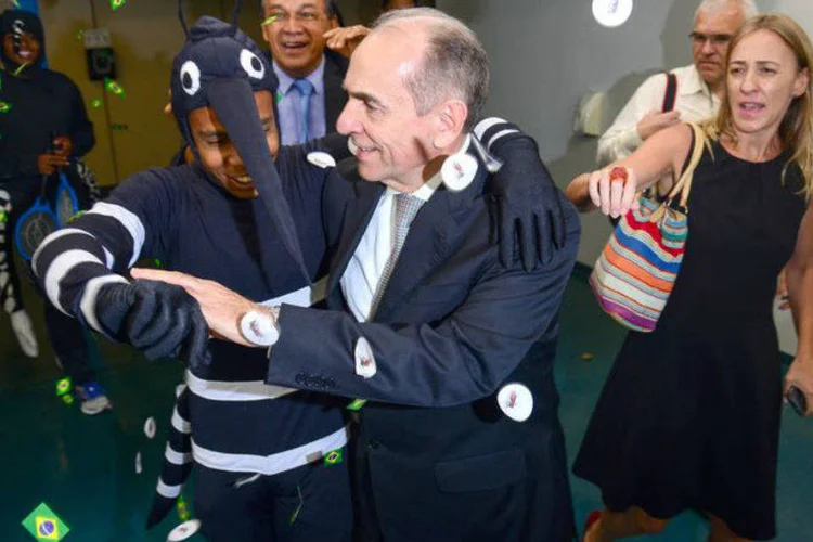 
	Marcelo Castro &eacute; cercado por manifestantes e abra&ccedil;a homem fantasiado do mosquito Aedes aegypt
 (Fabio Rodrigues Pozzebom/Agência Brasil)