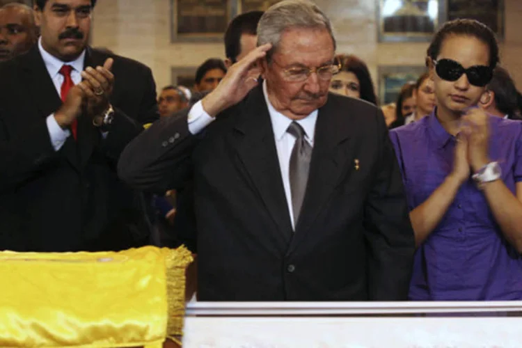 Raúl Castro saúda corpo de Hugo Chávez: Chávez, de 58 anos, morreu na terça-feira em consequência de um câncer, após liderar desde 1999 a revolução bolivariana e o chamado Socialismo do Século XXI. (REUTERS/Miraflores Palace)