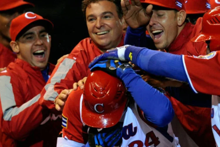 
	Jogadores de beisebol de Cuba: pa&iacute;s encerrou uma pol&iacute;tica de d&eacute;cadas que limitava participa&ccedil;&atilde;o dos atletas a competi&ccedil;&otilde;es em que representassem o regime
 (Kevork Djansezian/Getty Images)