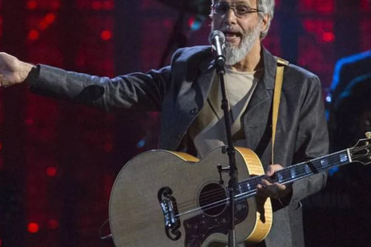 Cat Stevens durante apresentação após entrar para o Hall da Fama do Rock and Roll, no Brooklyn (Lucas Jackson/Reuters)